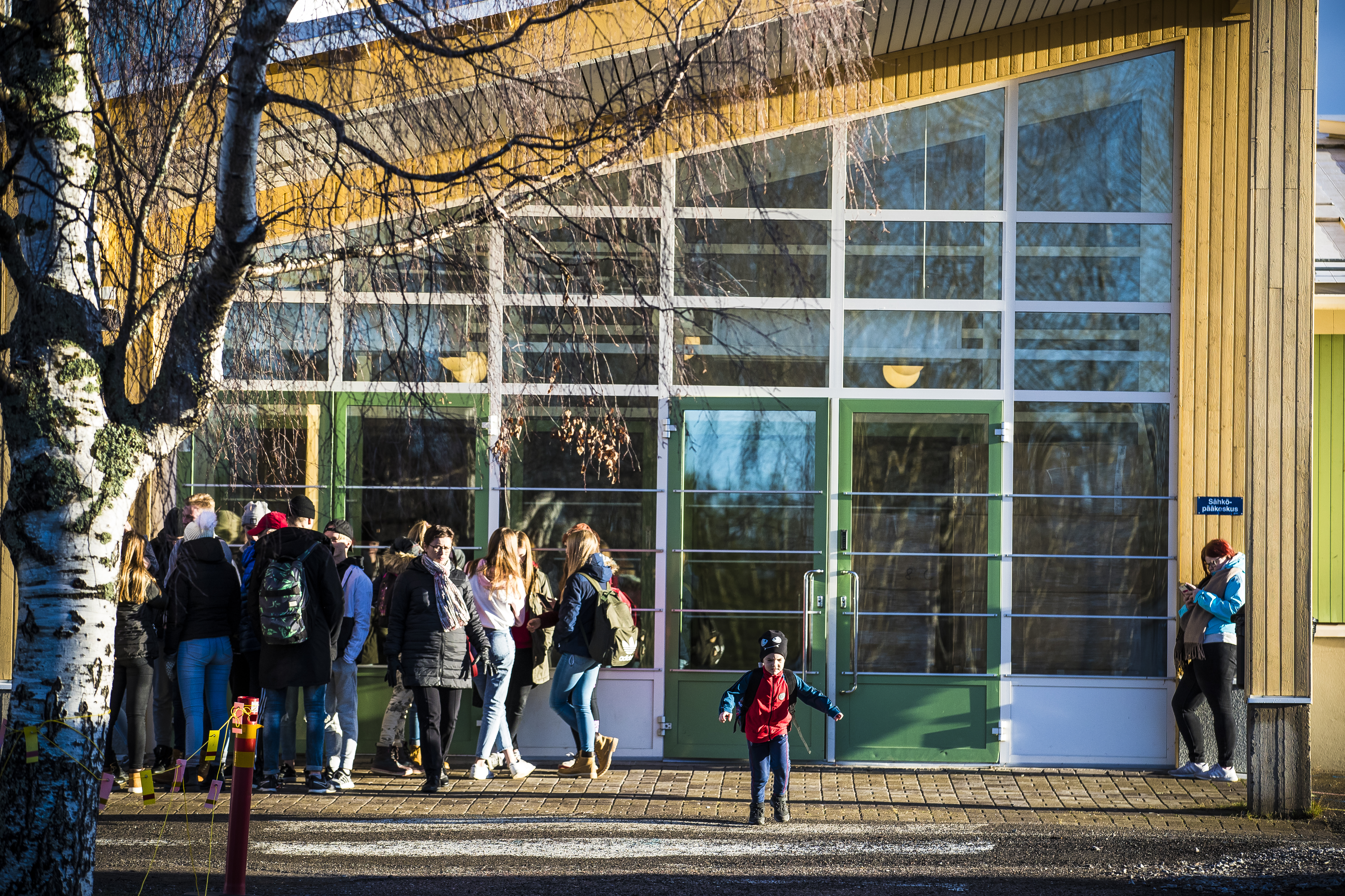 Pyhäjoella tehtiin vatvomisen jälkeen lopulta päätös Saaren koulun väistötiloista. Ensimmäinen neljä opetusryhmää vetävä väistökontti tuotiin pihalle lokakuussa.