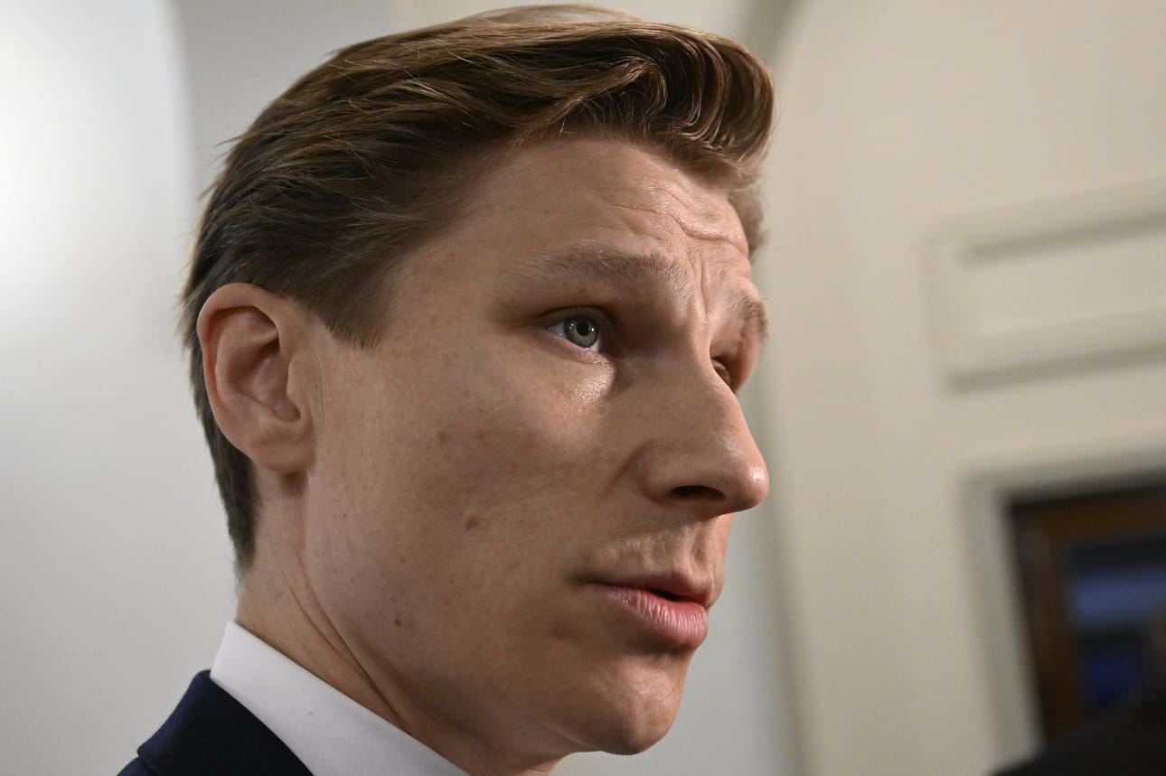 Puolustusministeri Antti Häkkänen (kok.) kommentoi MTV:lle Israelin sotilaallisia toimia. LEHTIKUVA / Vesa Moilanen