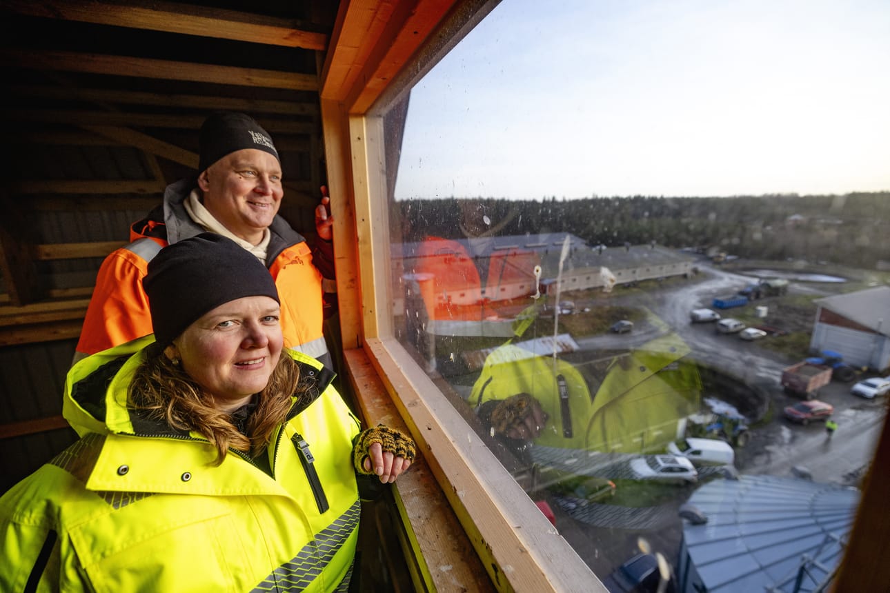 Kuivurin korkeimmalta tasolta noin 30 metristä näkyy kauas, Minna ja Mika Manni toteavat.