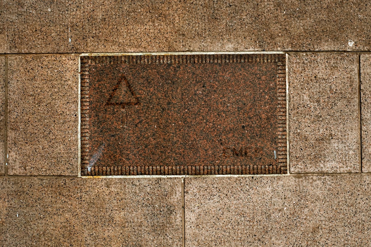 Karl Hedmanin tuhkauurna on muurattu Pohjanmaan museon ulkoseinään. Siitä muistuttaa muistolaatta. Hedmanin kerrotaan yhä kummittelevan museossa.