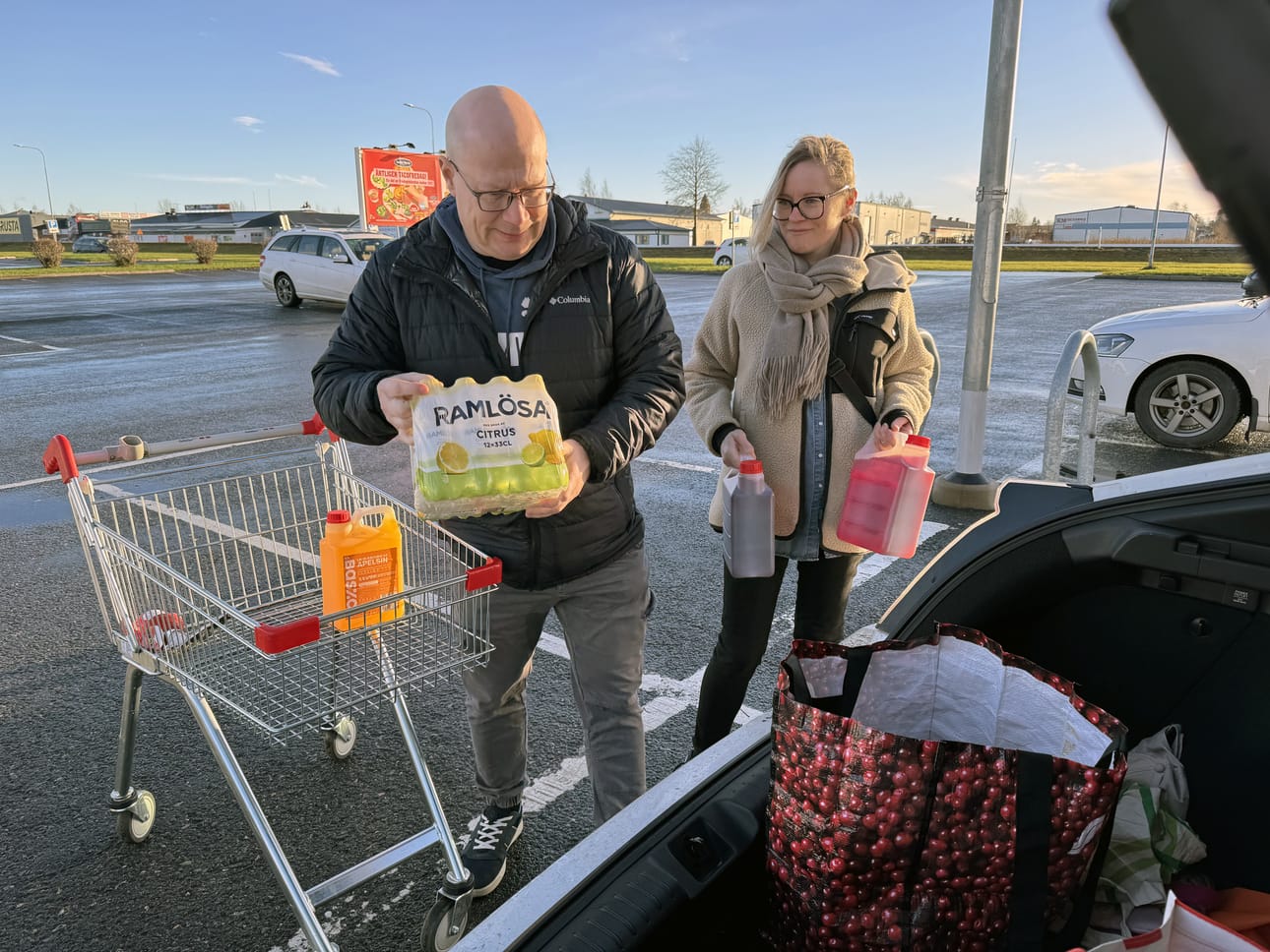 Arno Jänkälä ja Anu Veskoniemi ajelivat vapaapäivänään Rovaniemeltä Haaparannalle. - Matka ei ole niin pitkä, etteikö ostosmatkalle tulisi lähdettyä parin kuukauden välein. Ostoksilla saa kerättyä helposti kasaan polttoaineen hinnan.
