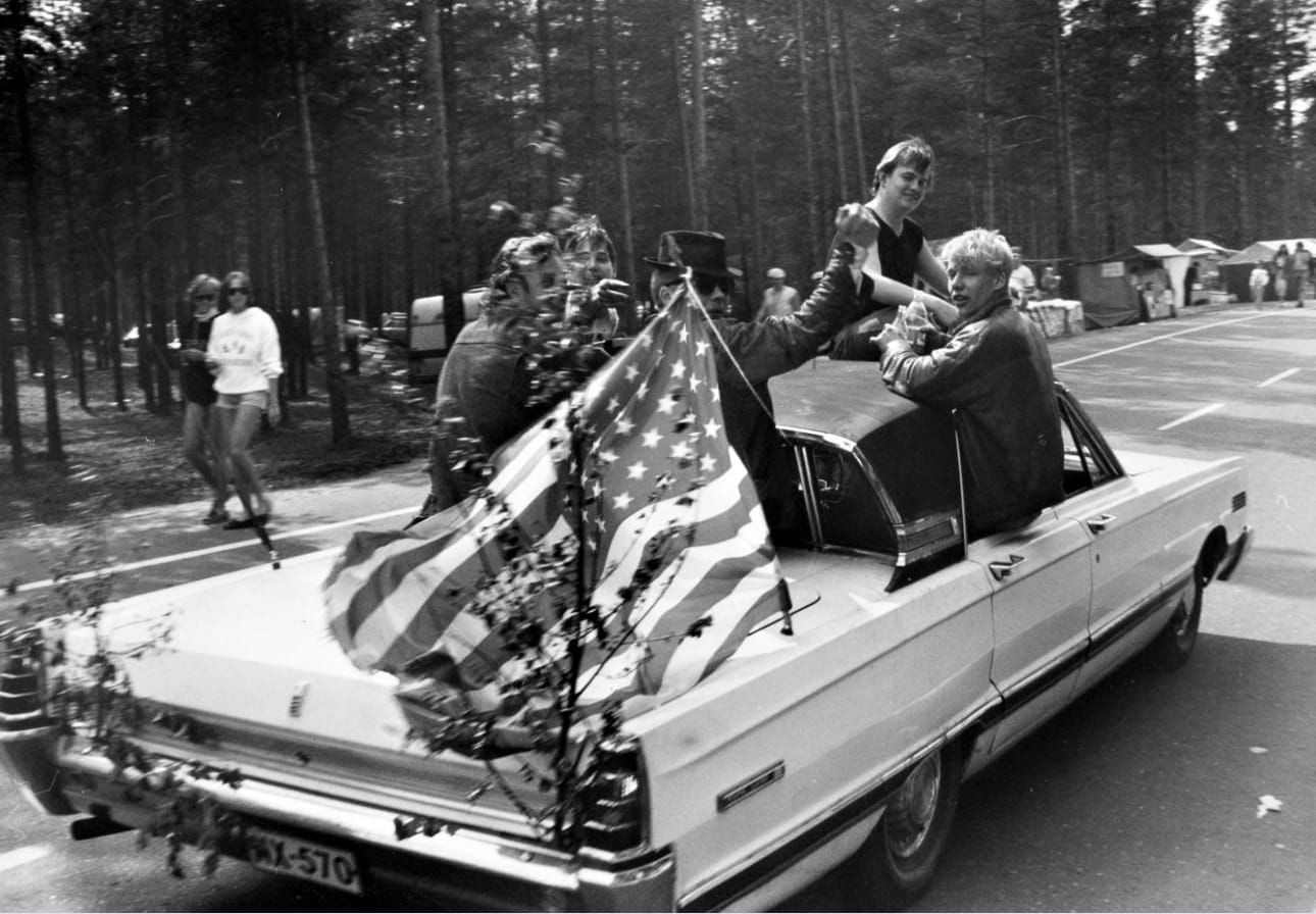 Vuonna 1987 juhannuksen viettäjät olivat vauhdissa Kalajoella.