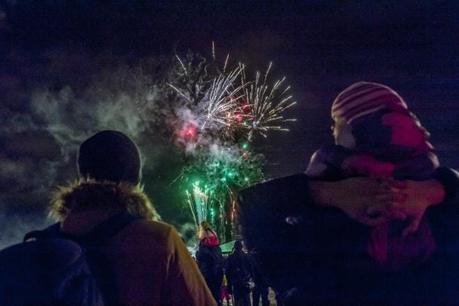 Ilotulitteet paukkuvat uuden vuoden kunniaksi niin Suomessa kuin muualla maailmassa. Säännöt vaihtelevat paljon eri maiden välillä. Kuva: Jori Liimatainen