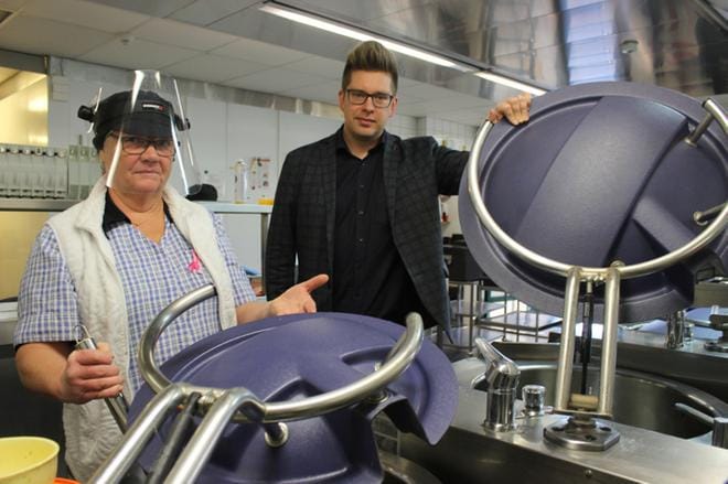 Isojoen keskuskeittiössä valmistetaan ruokaa joka päivä. Aamuvuoro alkaa kello 7. Iltavuorolaiset pääsevät kotiin kuudelta. Kirsi Haaparanta ja Juha Herrala kattilan äärellä. KUVA: LOTTA KALLIO