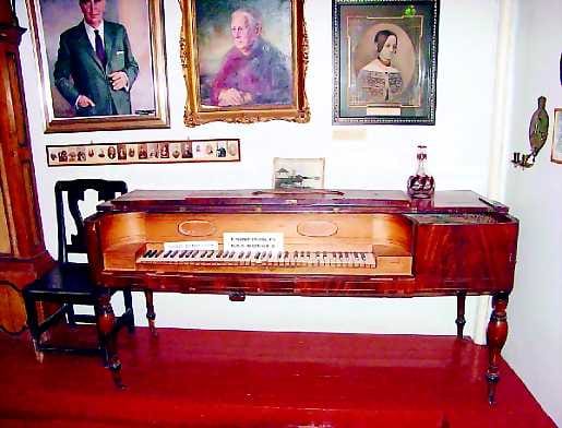 Upea soitin . Viime vuonna inventoinnin yhteydessä löytynyt, sittemmin konservoitu cembal d´amour on ainoa lajissaan koko maailmassa. Soitin kehitettiin 1700-luvulla Saksassa kamarimusiikin esittämistä varten. Raahen kautta Kansallismuseoon kulkeutunut soitin lienee valmistettu Tukholmassa vuoden 1750 tienoilla. Kannen sisäpinnan peilisyvennyksessä on kolme maalausta, joiden tekijää ei tunneta.