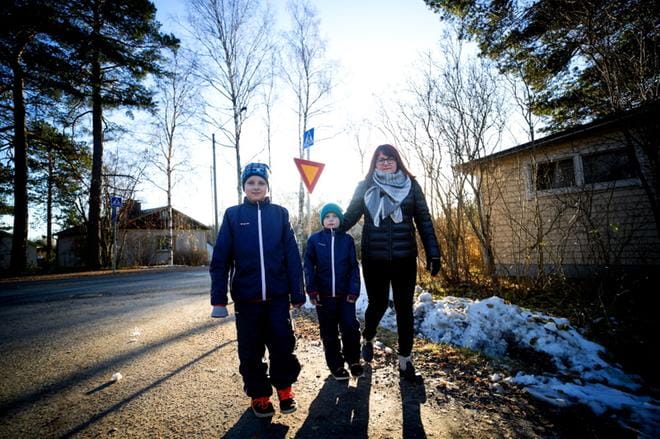 Raija Kangasniemi toivoo, että voisi lähettää tokaluokkalaisen Lennin ja ekaluokkalaisen Eliaksen turvallisin mielin koulutielle. KUVAT: JAAKKO ELENIUS
