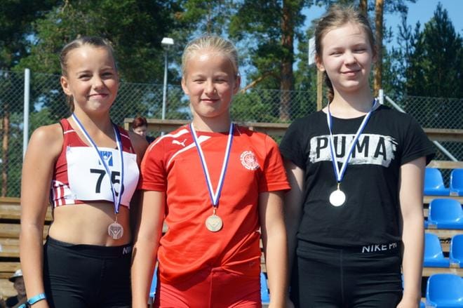 Heittolajeissa AU:n 11-vuotiaat nappasivat tukun mestaruusmitaleita. Kuulan kärkikolmikossa pronssimitalin otti keihään kauden kärkituloksen kiskaissut Sohvi Ylinen, mestaruuden pukkasi Sanni Jokela ja hopean saavutti Kauhajoen Karhun Sara Ylinen.