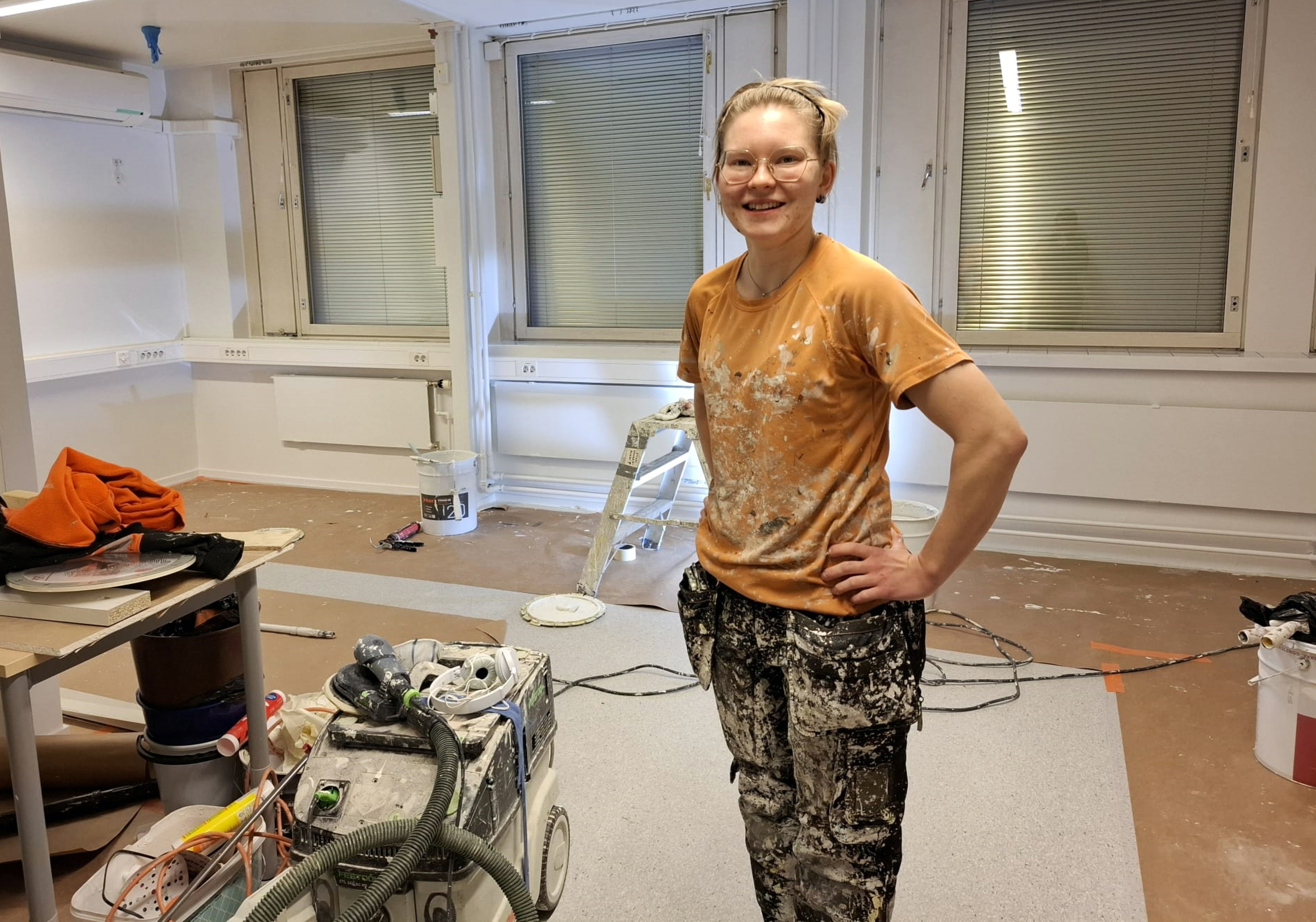 Kristiina Talvitie on työskennellyt kymmenen vuotta maalarina Alavuden kaupungilla – sivutoiminen yrittäjyys tuo työpäiviin kaivattua vaihtelua