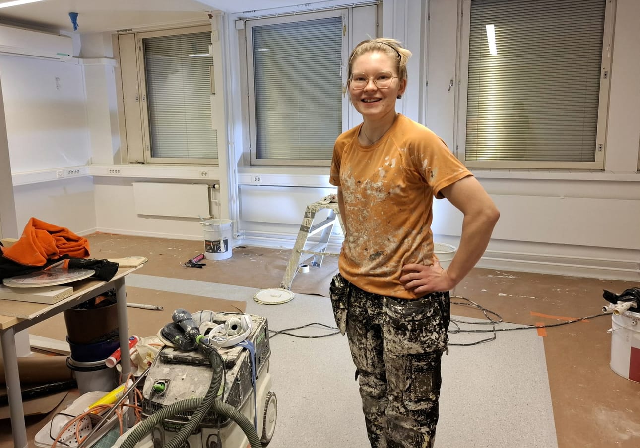 Kristiina Talvitie oli haastatteluhetkellä maalaamassa työhuonetta Alavuden kaupungin terveyskeskuksen tiloissa.