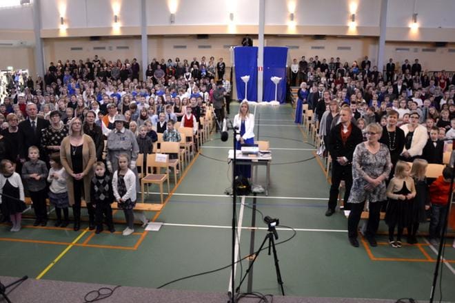 Maamme-laulu sai koko juhlaväen laulamaan. KUVAT: HANNELE YLI-VIITALA