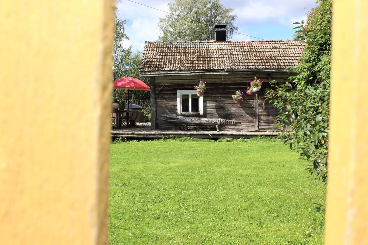 Aidanraosta näkyy pihasauna.