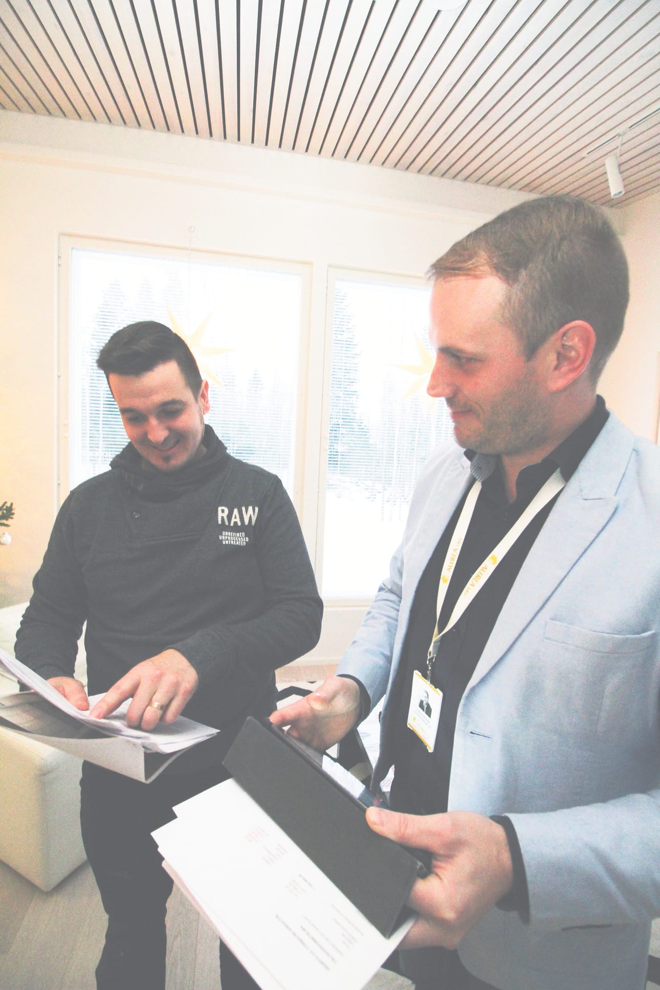 Jari Taskila (vasemmalla) ja Henri Nissilä esittelevät uudiskohdetta maanantaina Tyrnävän Osuuspankilla kello 9.30-12. Yrittäjä pitää tärkeänä, että paikkakunnan oma pankki on aktiivisesti mukana puhaltamassa yhteen hiileen ja mahdollistamassa hankkeiden toteuttamista.