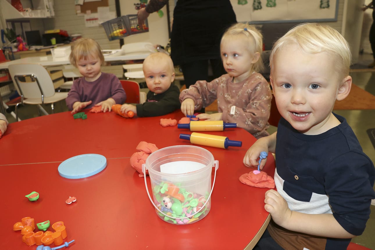 Lapset näyttävät, kuinka syntyvät herkulliset oranssit pikkuleivät.