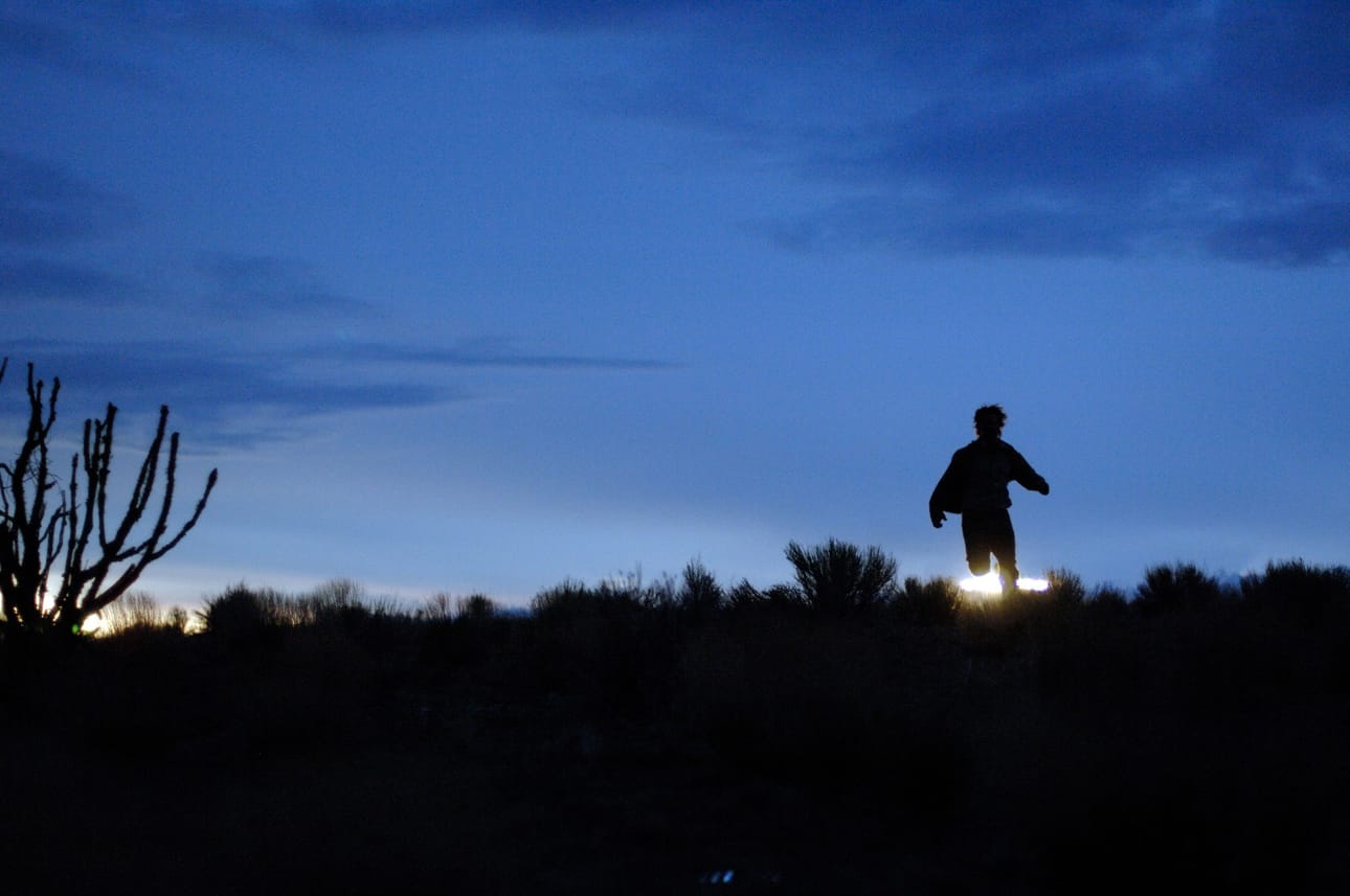 Neljällä Oscarilla palkittu Menetetty maa on jännitysdraama miehestä, joka saa sattumalta haltuunsa suuren määrän huumerahaa.