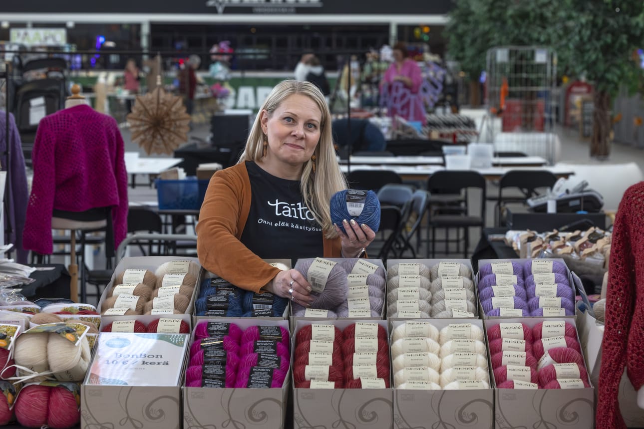 Taito Etelä-Pohjanmaan toiminnanjohtaja Marja Hemminki-Haapoja valmistelee Taito käsityöpäiviä Ideaparkissa.