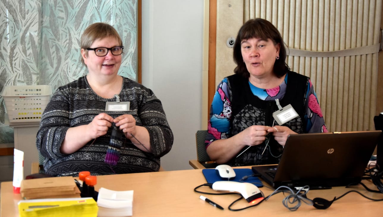 Vaalivirkailijat Minna Kukkonen (vas.) ja Arja Sikkilä odottavat äänestäjiä kirjastolle.