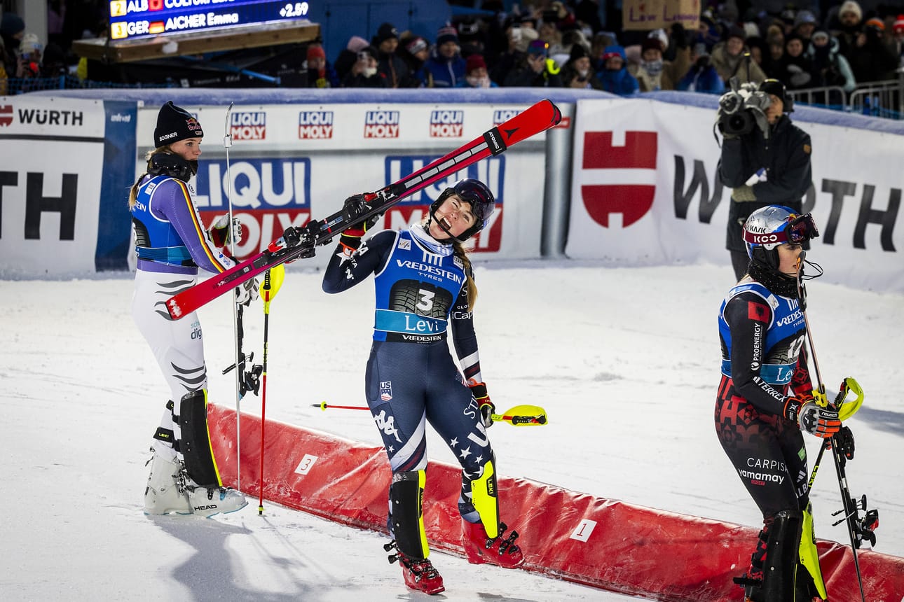 Mikaela Shiffrin näyttää, että voitto maistuu jälleen makealta. Palkintojenjaossa myös Saksan Emma Aicher ja Albanian Lara Colturi.