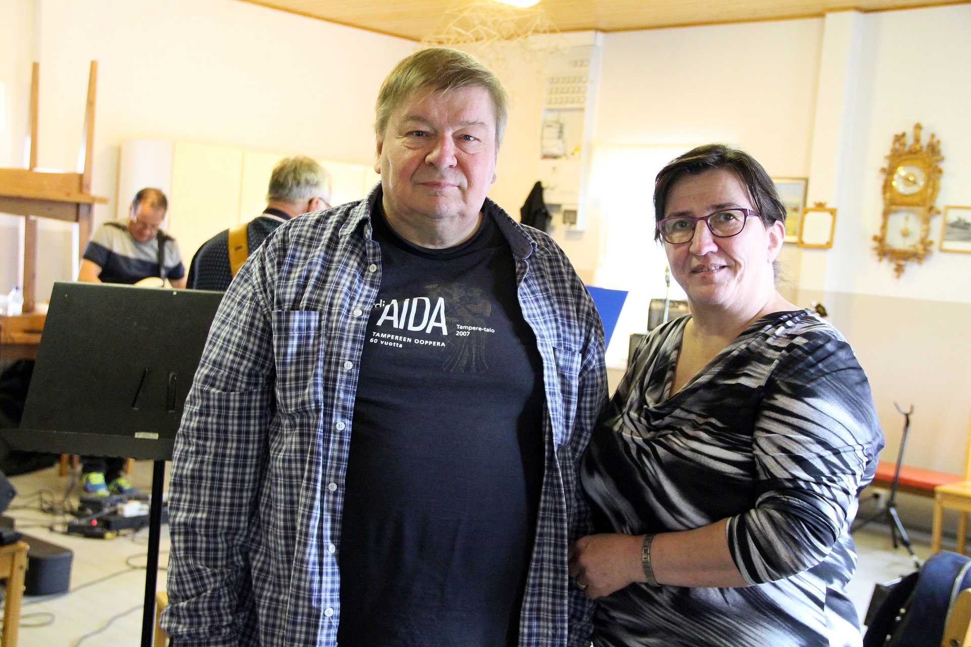 Kemiläinen Pekka Svala oli aikoinaan ideoimassa Akselin Soittoa. Raahelainen Kaija Svala laulaa ja soittaa tenorisaksofonia.