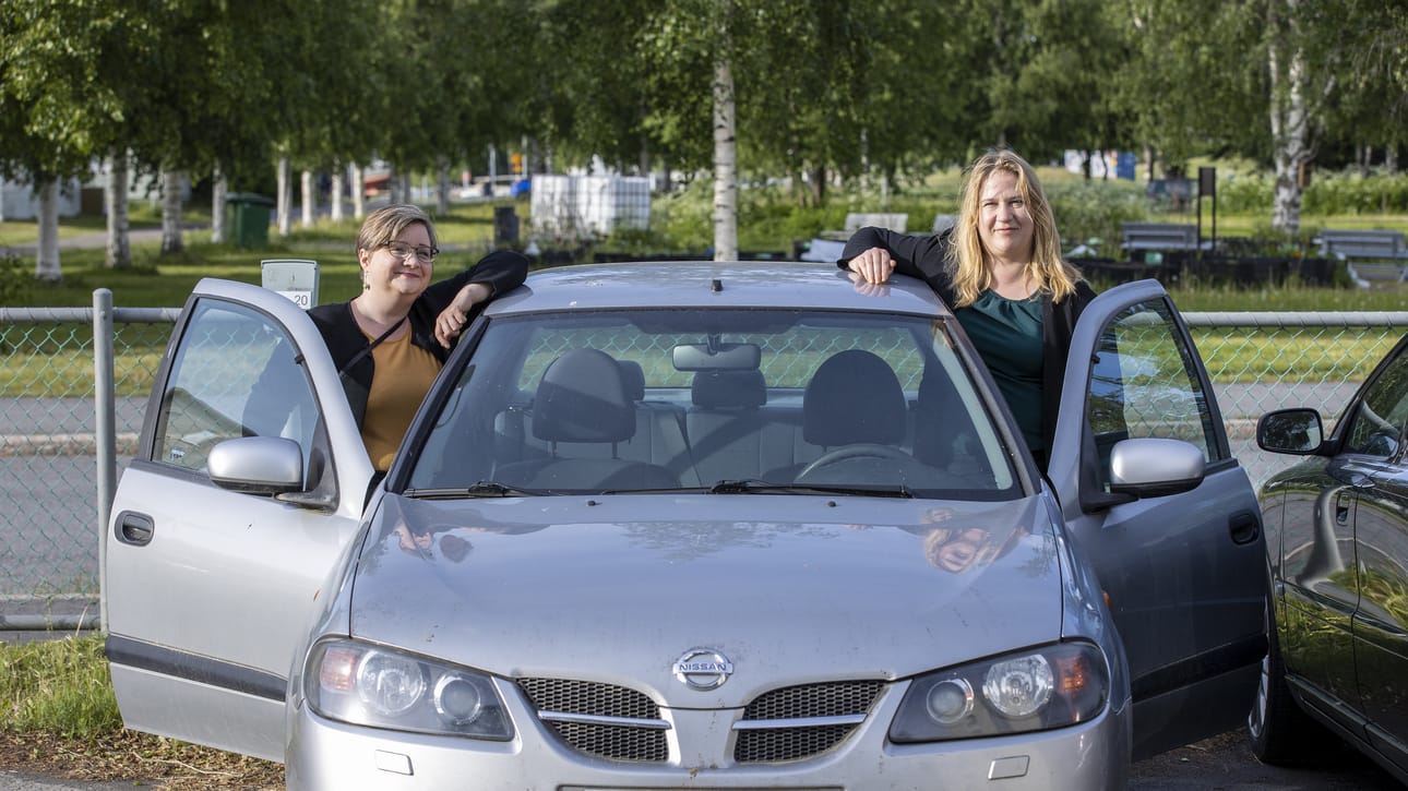 Senni Lappalainen ja Hanna Mattila korostavat kimppa-auton hankkimisen helpottaneen arkea. Vaikka ympäristönäkökulma oli tärkeä, myös arkea täytyi pystyä elämään sujuvasti. Meillä oli alkuvuosina takapenkki täynnä lapsia, eli tämä on kyllä ollut aika kustannustehokasta ajoa.