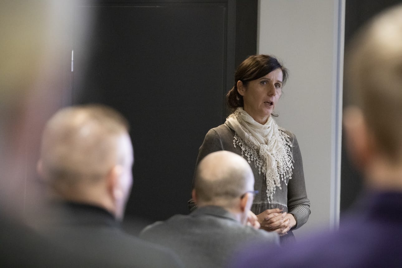 Perusturvajohtaja Eliisa Tornberg muistutti valtuutetuille, että moni ikäihminen elää pienillä tuloilla, mutta heillekään ei ole tarjolla ilmaisia palveluja. Hän puolsi, että lapsiperheiden kotipalvelukokeilua mietitään perustetussa työryhmässä ennen päätösten tekemistä.