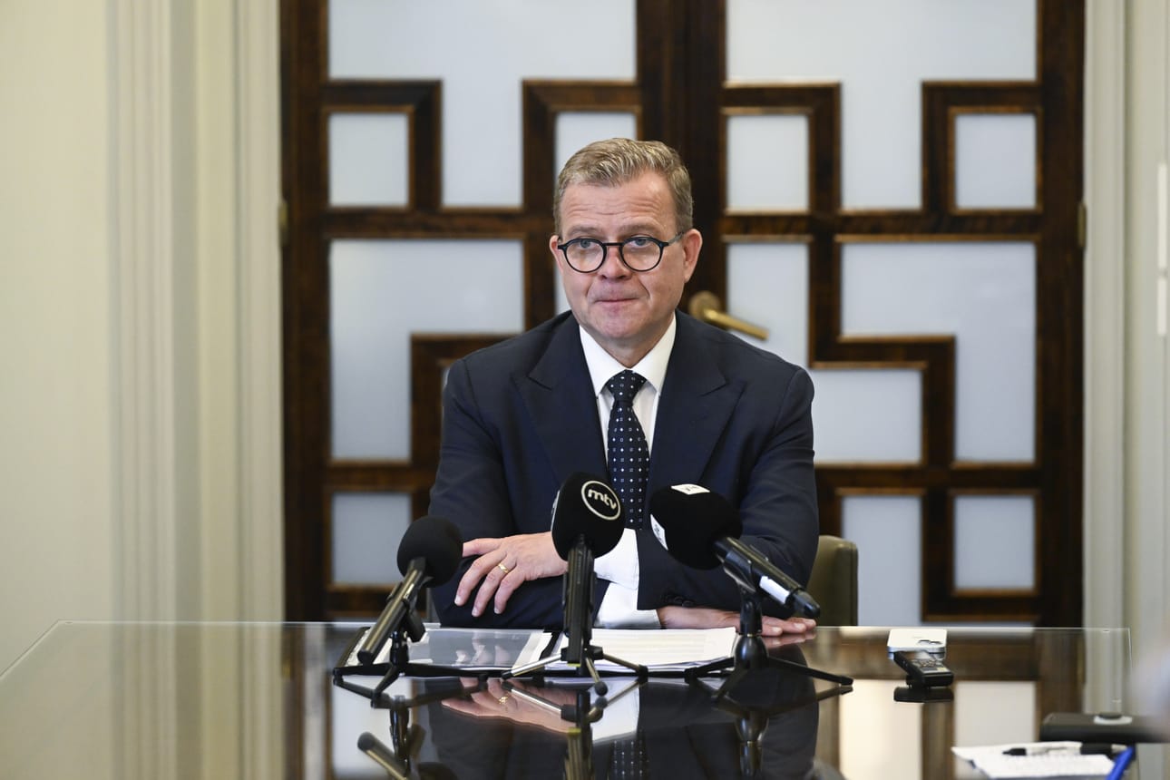 Pääministeri Petteri Orpo (kok.) antoi hiljattain kansliapäälliköille tehtäväksi valmistella pikaisesti muutos hakukriteerejä määrittävään valtioneuvoston asetukseen, koska sosiaali- ja terveysministeri Wille Rydmanin (ps.) aiemmin tekemät linjaukset eivät sellaisenaan kelvanneet kokoomukselle ja RKP:lle.