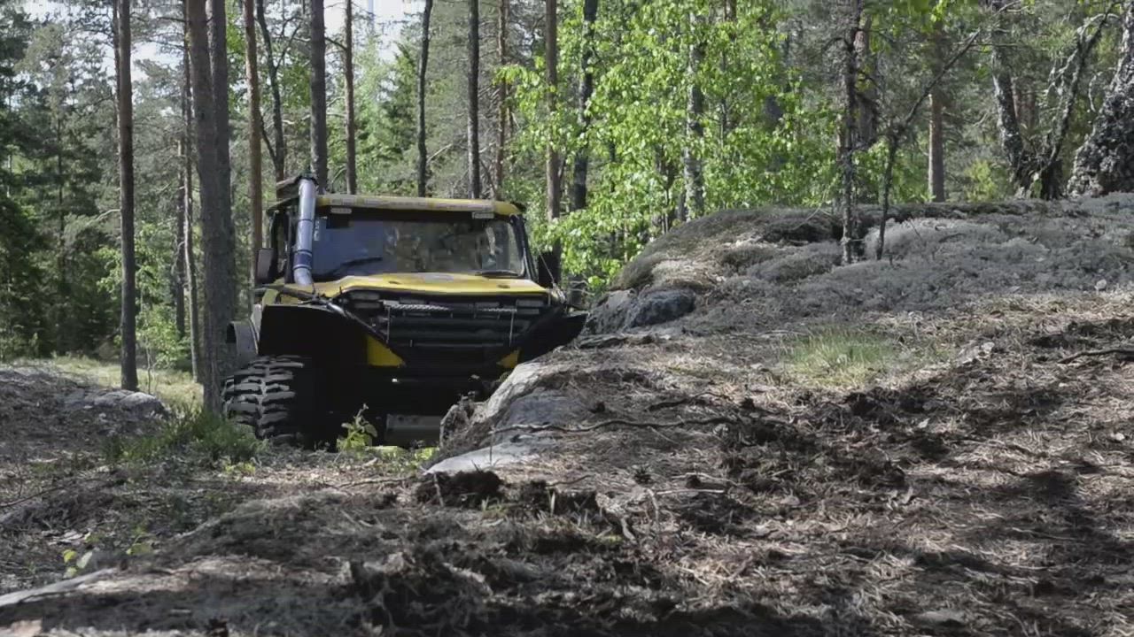 Sanna Wasström ajaa maastossa rastien perässä