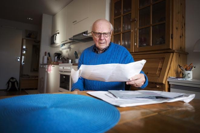 Kalevi Inha kertoo, että päiväpostia on ajettu Vaasan Hietalahdenkadulle viime viikkoina vain satunnaisesti. Innokas lehtien lukija on jäänyt useaan otteeseen ilman Helsingin Sanomia. KUVA: JARNO PELLINEN