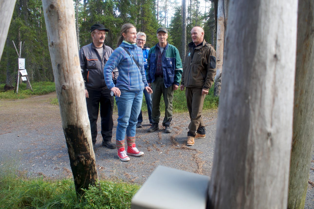 Urpo Kouvan (vasemmalla), Raimo Moilasen (keskellä) ja Vesa Simosen (oikealla) toimien tuloksia olivat Syötteen kansallispuiston portilla arvioimassa luontopalveluiden kenttäpäällikkö Leena Jartti ja luontovalvoja Raimo Kurtti.