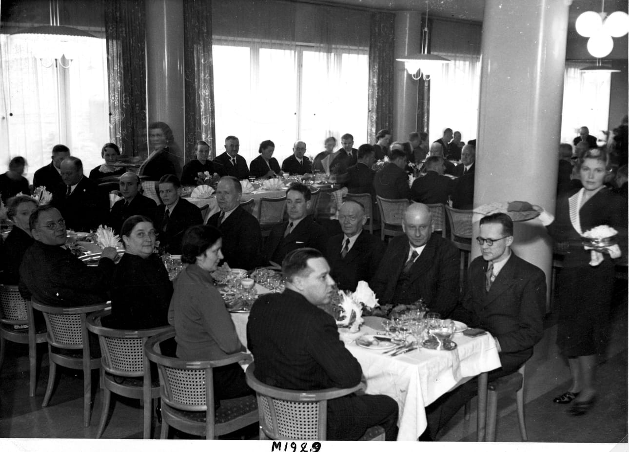 Osuusliike Arinan uuden toimitalon avajaisiin oli kutsuttu kaupungin kerma.
