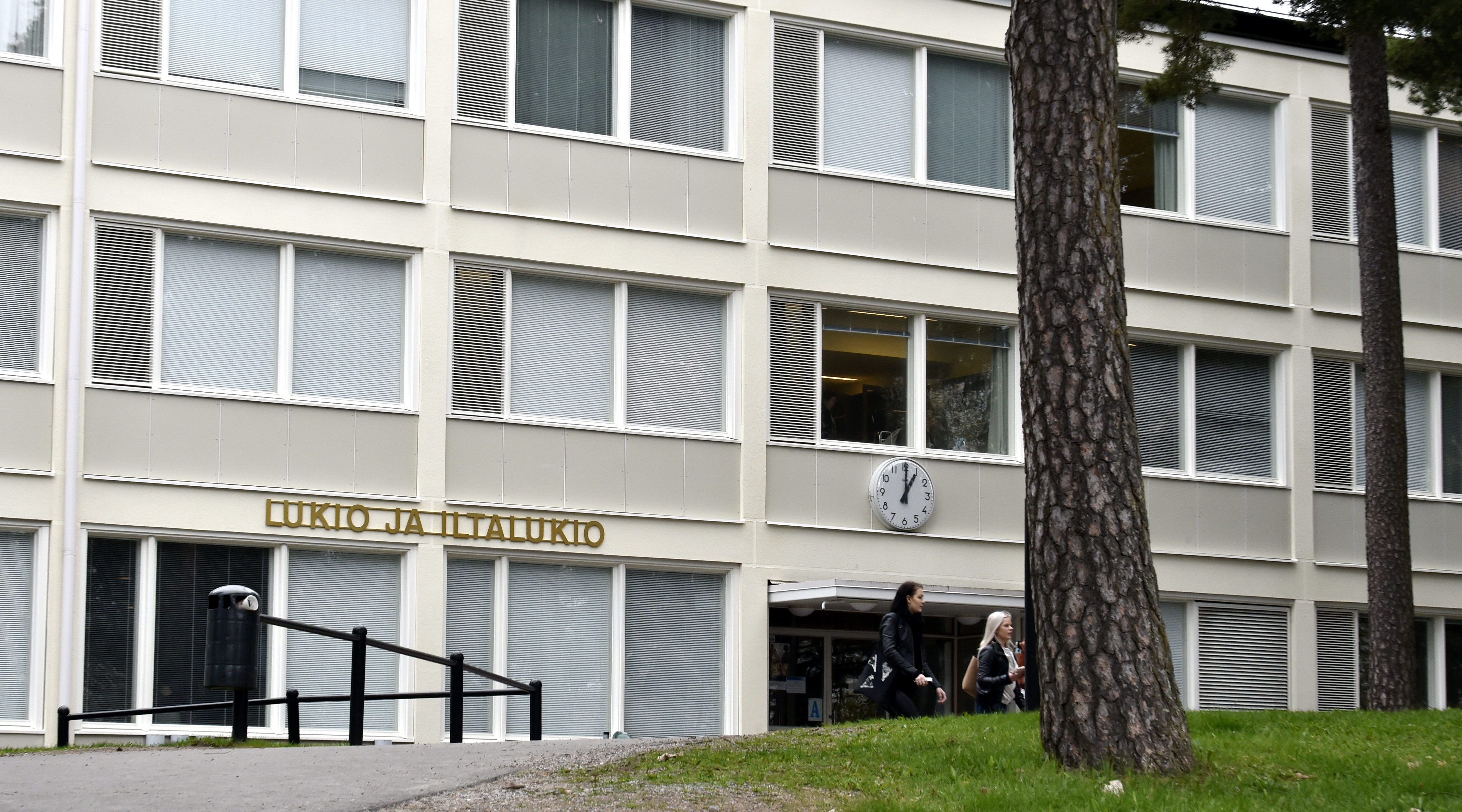 Lukiolaista epäillään koulusurman yrityksestä Lohjalla – yritti sytyttää lukionsa palamaan