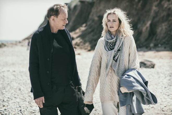 Stellan Skarsgård ja Nina Hoss pohtivat rakkautta ja romantiikkaa hivenen liian vakavasti elokuvassa Return to Montauk.