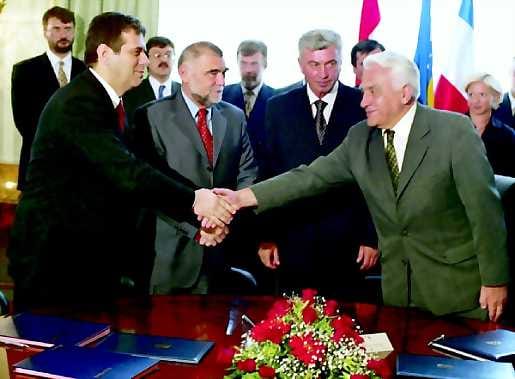 Vihdoinkin yhdessä. Jugoslavian presidentti Vojislav Kostunica (vas.), Kroatian presidentti Stipe Mesic ja Bosnian edustajat Beriz Belkic ja Zivko Radisic kättelevät.