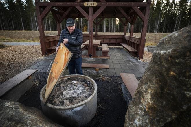 Pekka Uusi-Hakala on huolissaan holtittomasta tulenkäsittelystä ja ilkivallasta Pilvilammen taukopaikoilla. Höstveden puolelle valmistunutta uutta laavua on jouduttu jo korjailemaan. KUVAT: JARNO PELLINEN