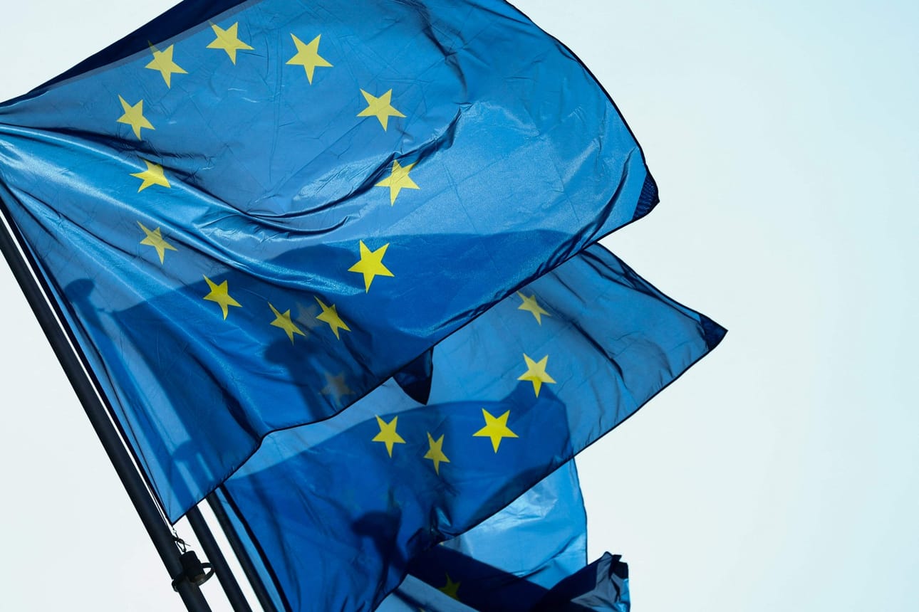 Nykyisellään runsas kymmenesosa EU:ssa myydyistä autoista on sähköautoja. LEHTIKUVA / AFP