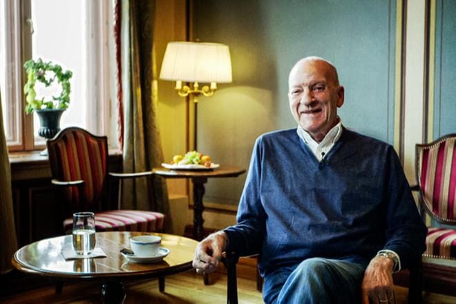Volvon entinen johtaja Pehr P. Gyllenhammar on 83-vuotiaanakin skarppi sanankäyttäjä. Hän ei päästä toimittajaa helpolla. KUVA: Janne Danielsson / Yle Kuvapalvelu