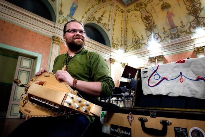 Frank Berger osaa soittaa kampiliiraa. Soittimen juuret ovat keskiajalla, mutta nykyisin sitä käytetään enimmäkseen kansanmusiikissa.