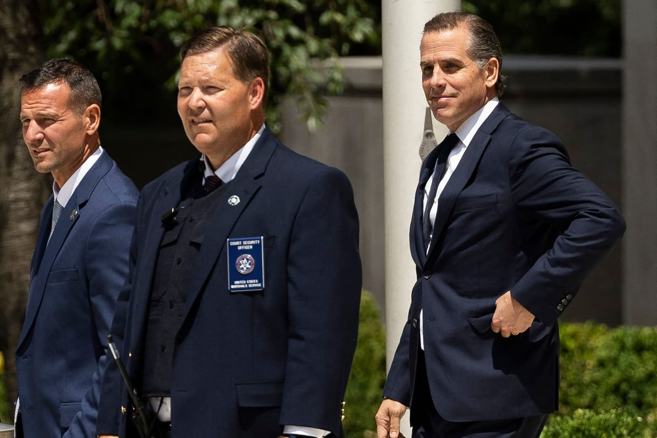 Jos Hunter Bidenin (oik.) todetaan syyllistyneen kaikkiin kolmeen rikokseen, hän voi teoriassa saada 25 vuoden vankilatuomion. LEHTIKUVA/AFP