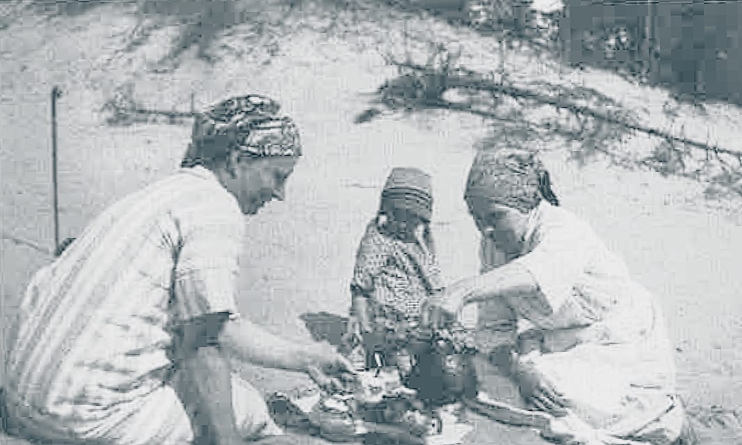 Jenni Isola (s. 1886) tarjoilemassa kahvia "Pääskylän tädille", vakituiselle kesävieraalle Oulusta. Keskellä tytär Esteri Isola (s. 1920). Kuvan 1920-luvulta.