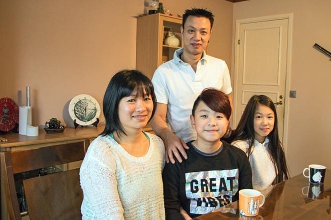 Thuy Luu, Alex Duong, Alicia Duong ja isä Vinh The Duong tietävät, että apua voi kysyä keneltä tahansa Närpiössä ja vastassa on ystävällisyyttä. Närpiön asukkaista yli kymmenen prosenttia puhuu äidinkielenään jotain muuta kuin suomea tai ruotsia. KUVAT: AUNE WARONEN
