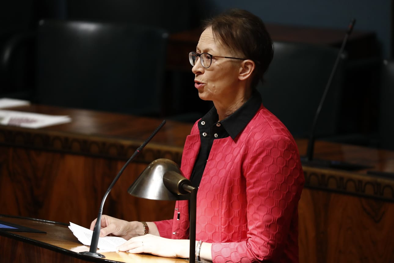 Kristillisdemokraattien puheenjohtaja, kansanedustaja Sari Essayah kyseli kumpaa kuunnellaan enemmän turvallisuus- vai lastensuojeluasiantuntijoita, jos niiden arviot menevät ristiin.