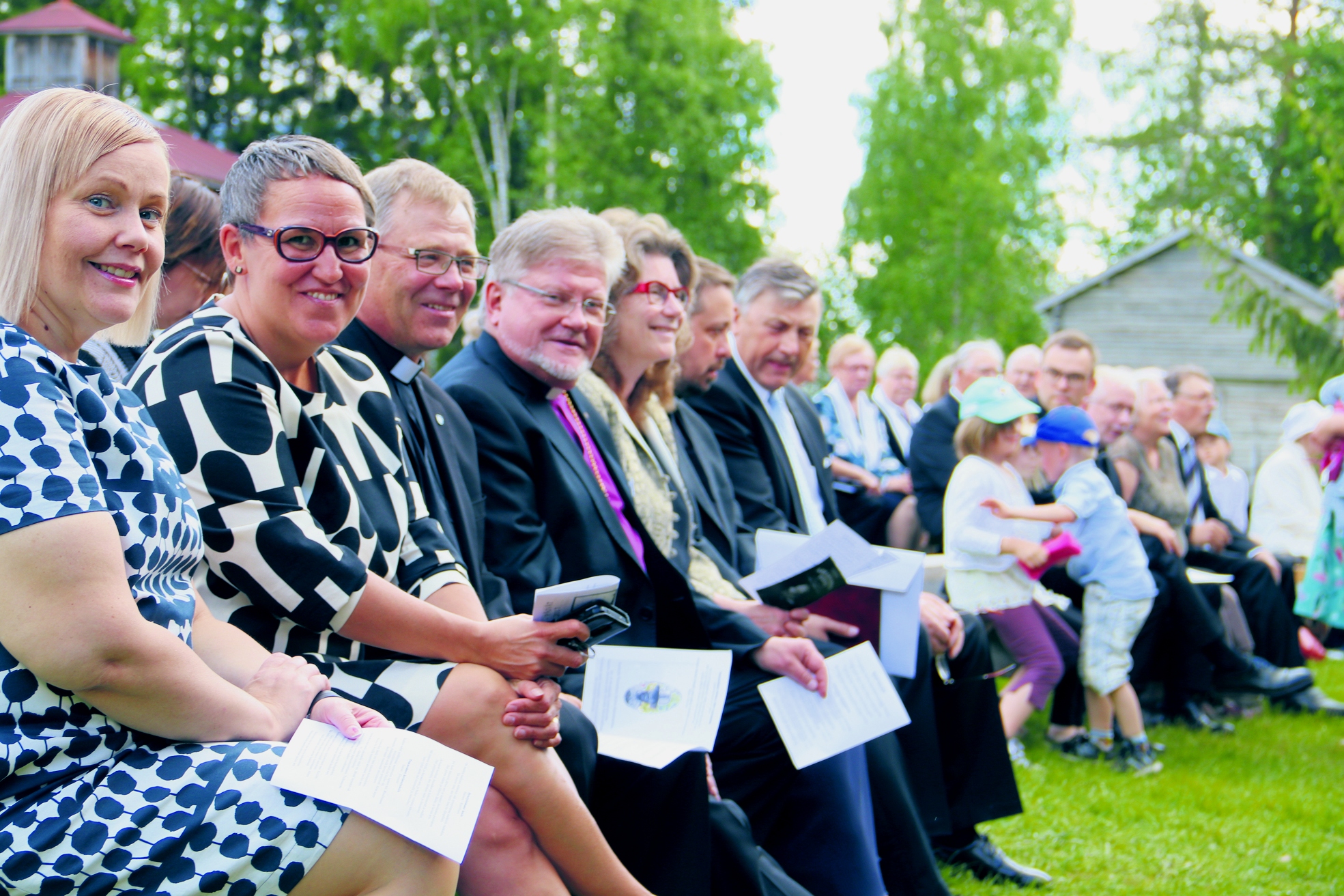 Temmeksen juhlaan osallistuivat myös Tyrnävän kunnanhallituksen puheenjohtaja Minna Matinlauri, kunnanjohtaja Marjukka Manninen, lääninrovasti Ilkka Tornberg, piispa Samuel Salmi ja piispatar Hannele Salmi, Tyrnävän seurakunnan tuleva kirkkoherra Teemu Isokääntä ja kunnanvaltuuston puheenjohtaja Tauno Uitto, joka oli mukana myös näytelmässä.