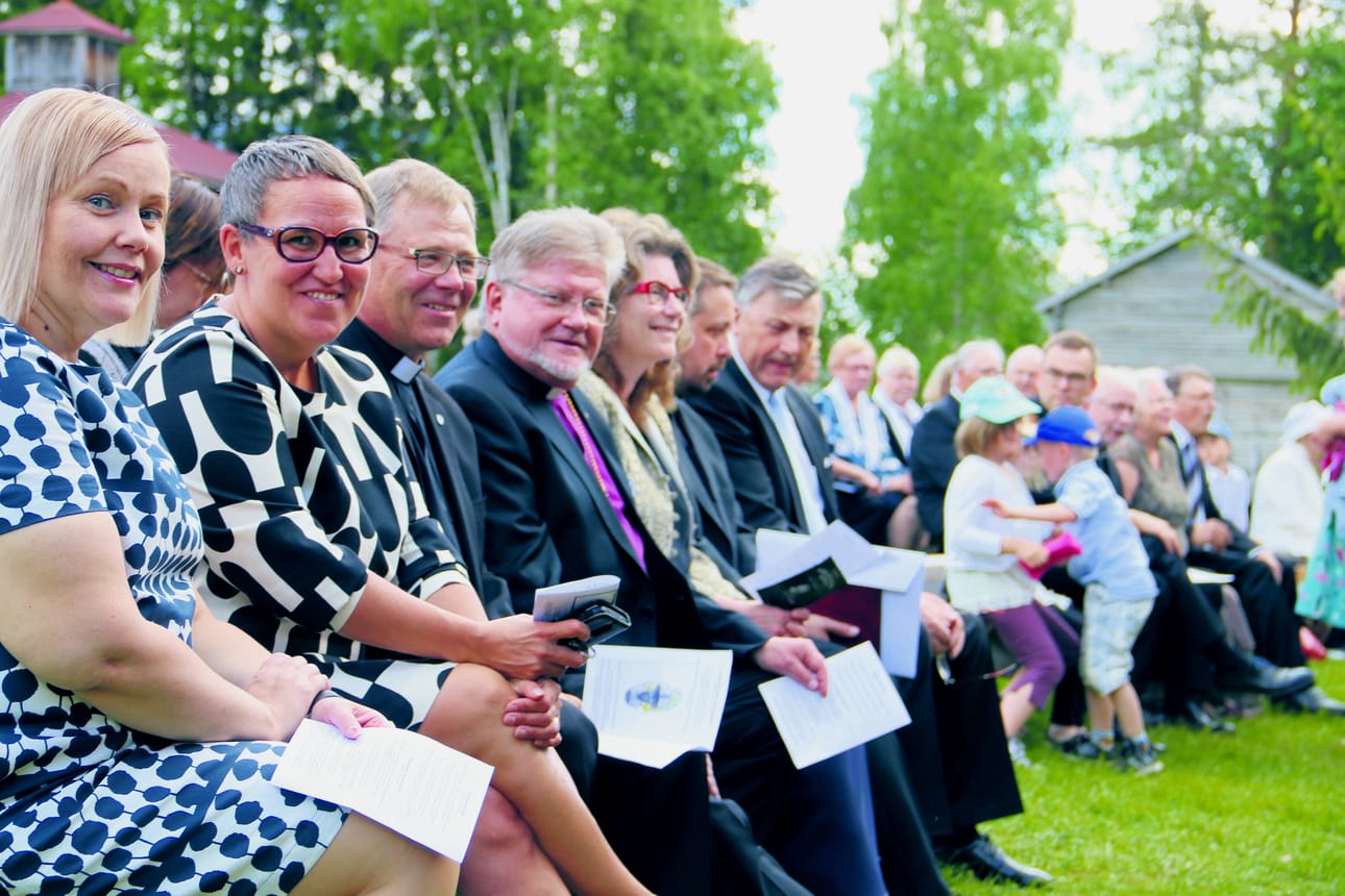 Temmeksen juhlaan osallistuivat myös Tyrnävän kunnanhallituksen puheenjohtaja Minna Matinlauri, kunnanjohtaja Marjukka Manninen, lääninrovasti Ilkka Tornberg, piispa Samuel Salmi ja piispatar Hannele Salmi, Tyrnävän seurakunnan tuleva kirkkoherra Teemu Isokääntä ja kunnanvaltuuston puheenjohtaja Tauno Uitto, joka oli mukana myös näytelmässä.