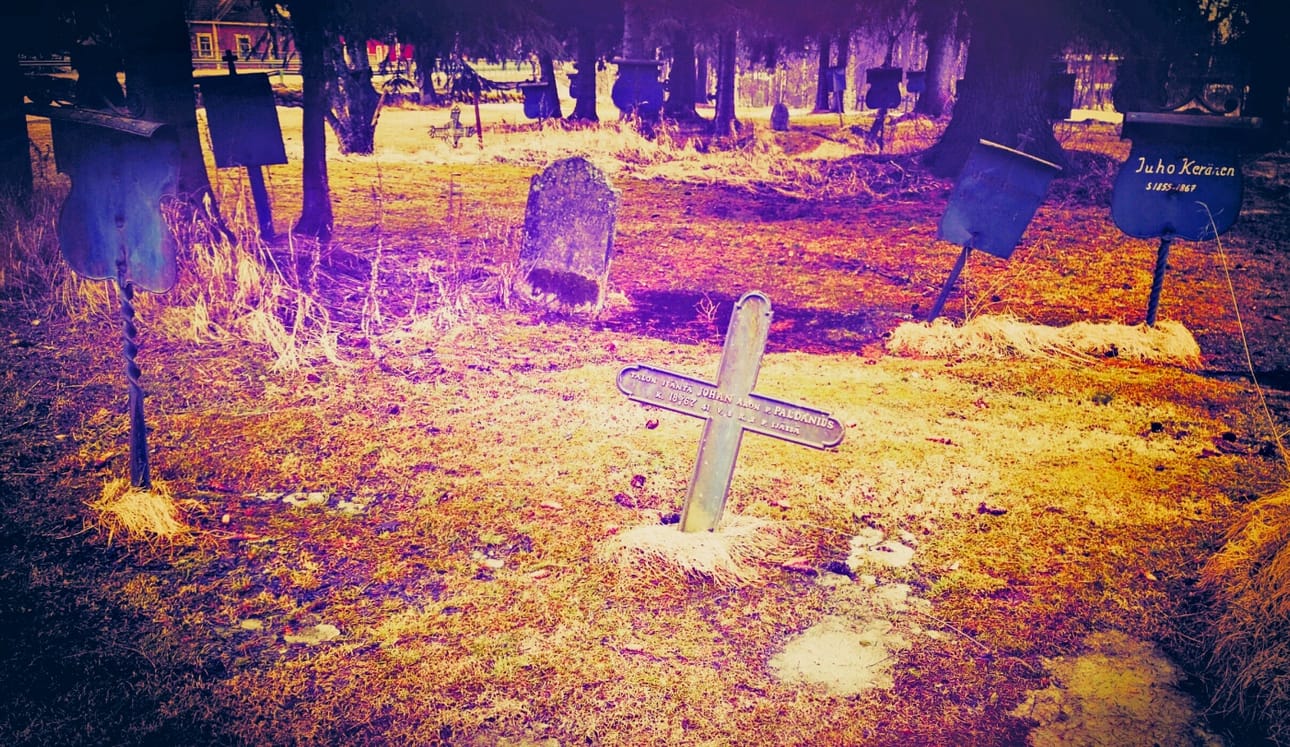 Tyrnävän vanhan kirkon alla sijainneiden hautausten tai mahdollisten hautakammioiden määrästä tai koosta ei ole aiemmin tehty tutkimuksia.