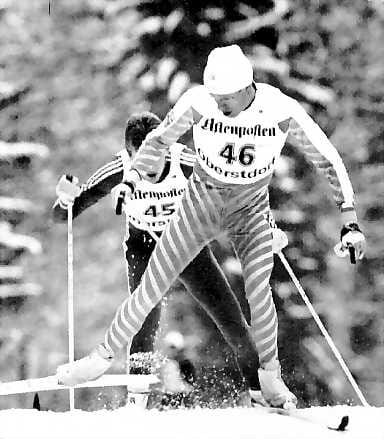 Jalka potkee. Oberstdorfin MM-kisoissa 1987 luisteluhiihto oli jo oma lajinsa. Harri Kirvesniemi sujuttelee kintereilläänDDR:n Holger Bauroth.