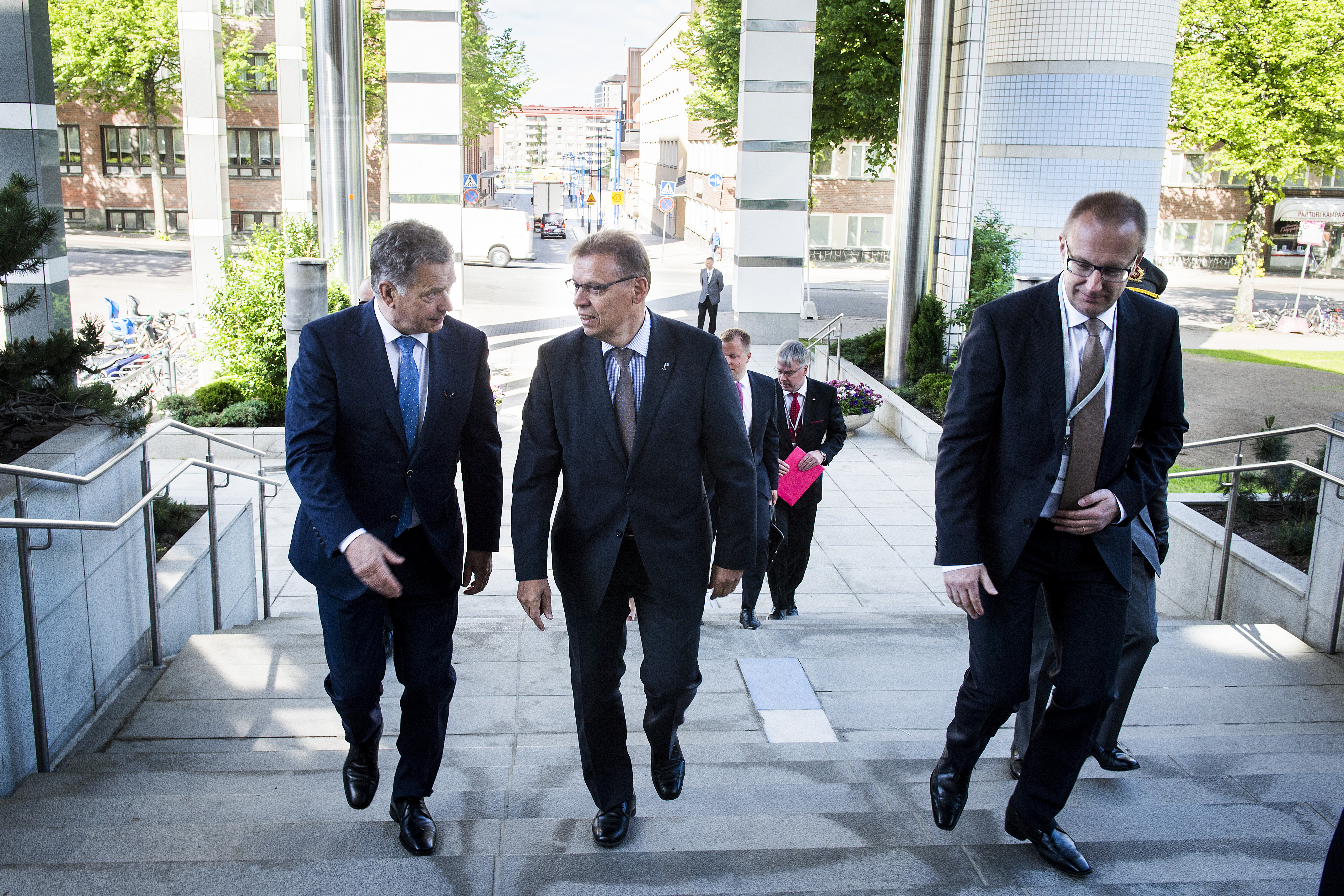 Presidentti Sauli Niinistö (vas.) vieraili SAK:n edustajakokoukseen Tampereella. Kuvassa myös SAK:n puheenjohtajan tehtävät jättänyt Lauri Lyly uudeksi puheenjohtajaksi valittu Jarkko Eloranta.