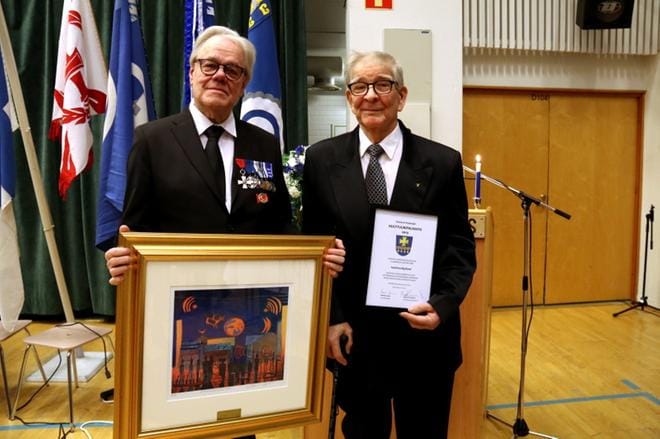 Olli NIeminen ja Lasse Ekman vastaanottivat kulttuuripalkinnon Kauhava Big Bandin puolesta. Nieminen soittaa kokoonpanossa rumpuja ja tekee konserttien käsikirjoitukset. Ekman on orkesterin perustaja ja Kauhava Big Band yhdistys ry:n puheenjohtaja. KUVAT: ANU NAHKALA