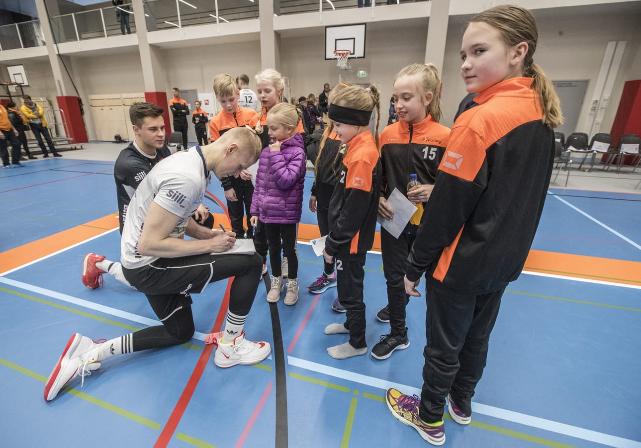 Lentopalloseura Ettan Jesper Jylhä (vas.) ja Markus Väisänen jakoivat ottelun jälkeen nimikirjoituksia nuorille ihailijoilleen.