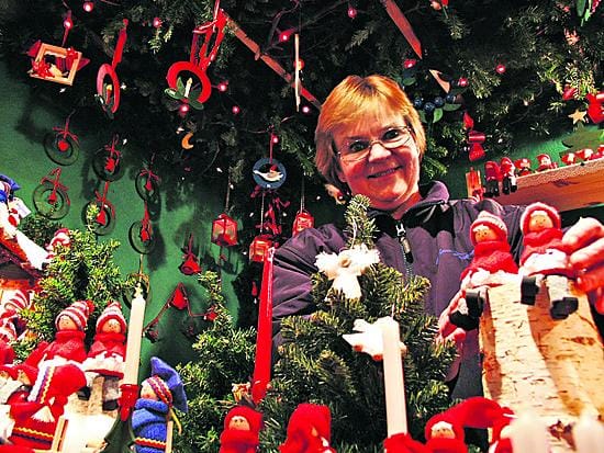 Suomalainen tonttula. Maj-Lis Naegel myy itse tekemiään joulukoristeita