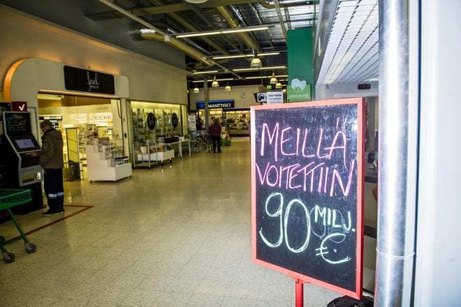Suurvoitosta kertovasta taulusta tuli Loimaan Prismassa pieni nähtävyys.