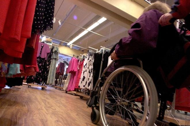 Posti hoitaa lakisääteisiä postinjakeluun liittyviä yleispalveluita, mutta Postin kotihoito tarjoaa myös apua esimerkiksi kaupassakäynteihin, parranajoon tai wc:ssä asiointiin. ARKISTOKUVA